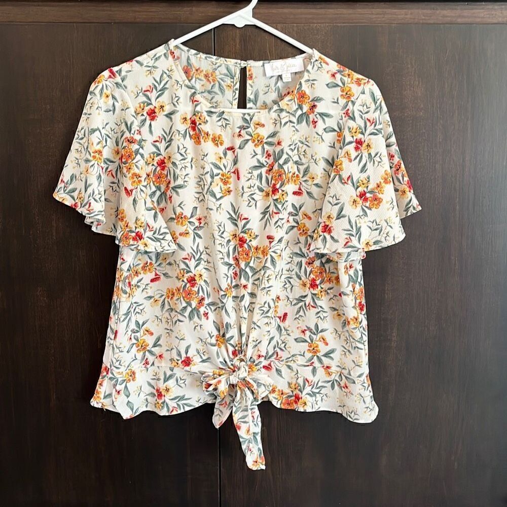 Love & Piece Floral Flutter Sleeve Top Large‎
